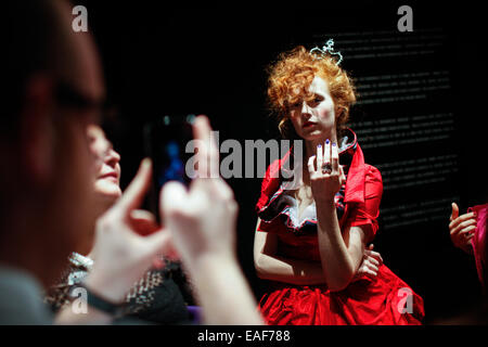 (141114) -- Berlino, nov. 14, 2014 (Xinhua) -- un modello visualizza un Londra-anello a tema durante un evento di rilascio per la nuova creazione del designer francese Catherine Plouchard a Berlino, Germania, il 9 novembre 13, 2014. (Xinhua/Zhang ventola Foto Stock