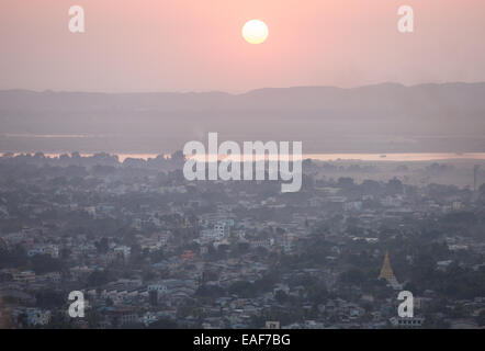 Vista al tramonto dalla Mandalay Hill, Mandalay Myanmar,Birmania,Asia sud-orientale, Asia, Foto Stock