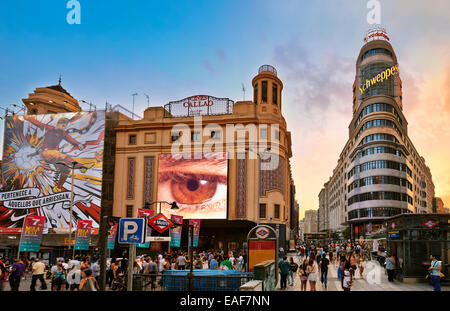 Piazza Callao con Carrion edificio sul lato destro. Madrid. Spagna Foto Stock