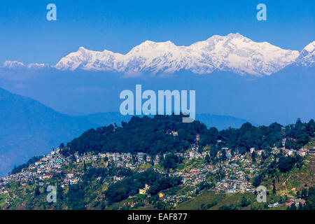 Darjeeling e Kangchenjunga montagna himalayana da Tiger Hill, Darjeeling, West Bengal, India Foto Stock