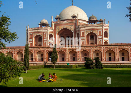 I turisti che visitano la tomba di Humayun, Delhi, India Foto Stock