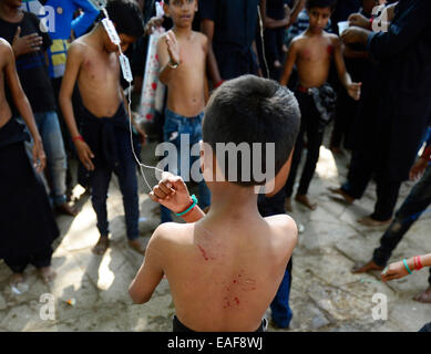 Ashura Shia processioni del decimo giorno di Muharram. Foto Stock