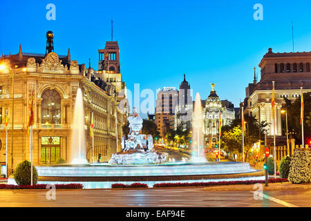 Plaza de Cibeles square con la Banca di Spagna a sinistra mostra la vista posteriore della fontana Cibeles, la metropoli edificio e Gran Vi Foto Stock