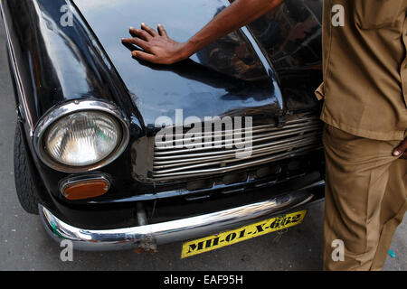 Di un conducente e il suo vecchio Premier Padmini taxi auto in Mumbai, India Foto Stock