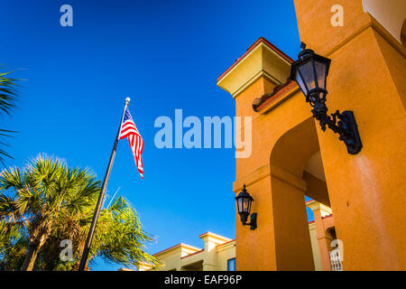 Bandiera americana con palme e un edificio in Vilano Beach, Florida. Foto Stock