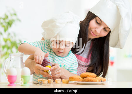 La madre e il bambino ragazza rendendo i cookie Foto Stock