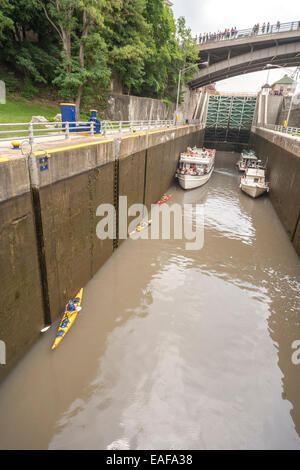 Il kayak Canale Erie Lockport. Tre kayak in attesa nella parte inferiore della doppia serrature di sollevamento 34; 35 con gita in barca di crociera, piccole imbarcazioni Foto Stock