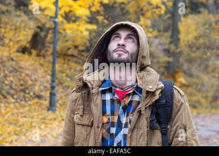 Uomo che guarda il cielo Foto Stock