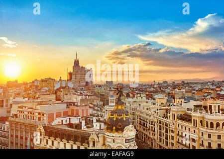 Lo skyline di Madrid dal Circulo de Bellas Artes tetto, situato vicino alla Gran Via Street. Madrid, Spagna. Foto Stock