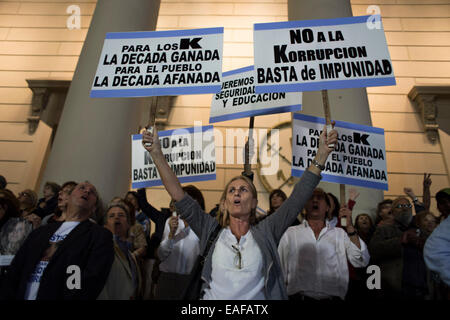 Buenos Aires, Argentina. Xiii Nov, 2014. Le persone prendono parte a una manifestazione di protesta per protestare contro l'inflazione, l insicurezza e la corruzione in Buenos Aires, Argentina, su nov. 13, 2014. Credito: Martin Zabala/Xinhua/Alamy Live News Foto Stock