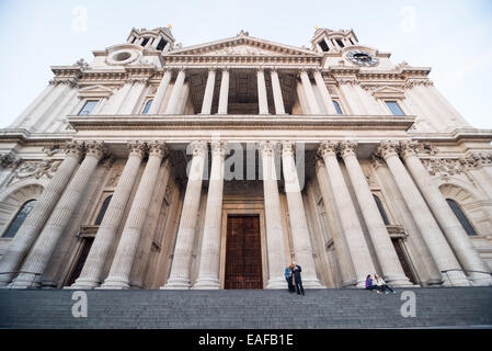 LONDON, Regno Unito - 5 giugno 2014: la Cattedrale di St Paul si trova in corrispondenza della sommità di Ludgate Hill nella città di Londra Foto Stock