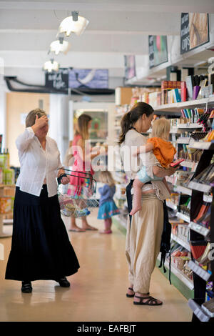 Gli amanti dello shopping presso il cibo migliore azienda supermaket organico in San Werburgh, Bristol 2014 Foto Stock