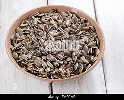 Semi di girasole in una ciotola . Messa a fuoco selettiva Foto Stock