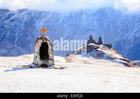 Sameba Gergeti chiesa è sul mt. kazbek vicino alla città di Stepantsminda in Georgia Foto Stock