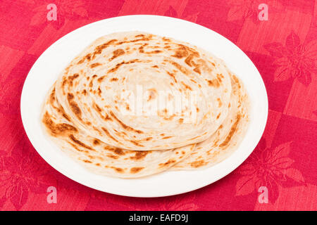 In casa pila di parotta (pane indiano) su una piastra. Foto Stock