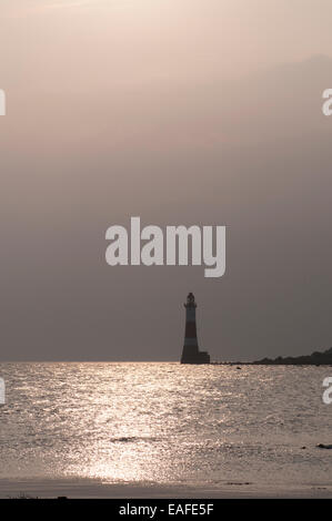 Beachy Head Lighthouse come visto dalla spiaggia di nascosto nella parte inferiore delle scogliere su una tranquilla giornata autunnale Foto Stock
