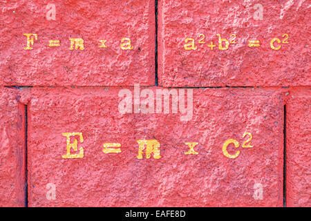 Celebri formule matematiche scritto su un muro di mattoni Foto Stock
