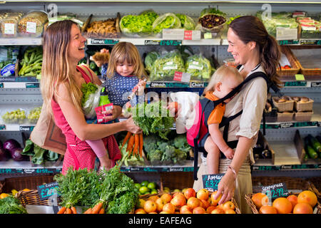 Le madri shopping presso il cibo migliore azienda supermaket organico in San Werburgh, Bristol REGNO UNITO Foto Stock