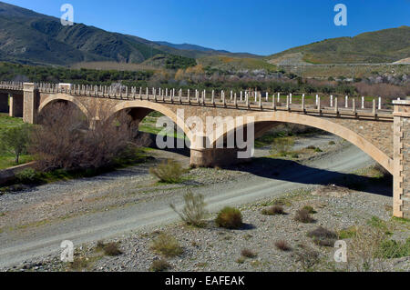 A secco fiume Nacimiento e ponte, Ocaña, provincia di Almeria, regione dell'Andalusia, Spagna, Europa Foto Stock