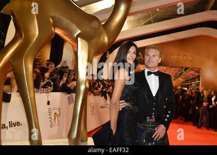 Berlino, Germania. Xiii Nov, 2014. Ex British Formula One racing driver David Coulthard e la sua fidanzata Karen Minier arrivano sul tappeto rosso al palcoscenico teatro prima i bambi Awards a Potsdamer Platz a Berlino, Germania, 13 novembre 2014. Serata di gala per la 66Bambi Awards ospitati da Hubert Burda Media avrà luogo il 13 novembre 2014. Foto: Jens Kalaene/dpa/Alamy Live News Foto Stock