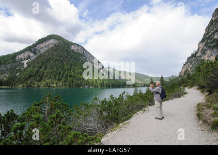 Lago di Braies o il Lago di Braies, il Lago di Braies, Dolomiti, Italia Foto Stock