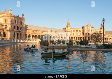 La Plaza de España, Siviglia, Spagna costruita per l'Esposizione Iberoamericana del 1929. Si tratta di un caratteristico esempio del Rinascimento Foto Stock