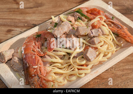 Una tipica ricetta italiana: pasta allo scoglio Foto Stock