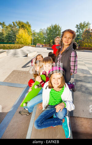 Team di bambini con skateboard e caschi Foto Stock