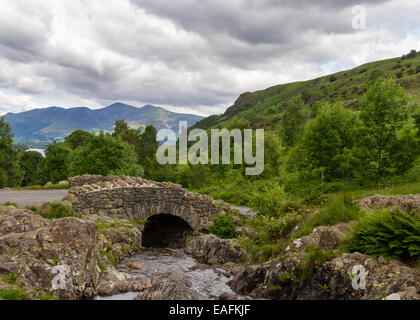 Ponte Ashness nel Lake District inglese Foto Stock