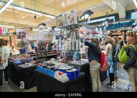 LONDON, Regno Unito - 5 giugno 2014: i clienti e i fornitori di souvenir e knick Giubileo Mercato, vicino a Covent Garden, Londra Foto Stock