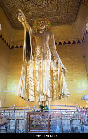 Buddha Shweyattaw rivolto nella Pagoda Byardeikpaye,tempio buddista a Mandalay Hill, Mandalay Myanmar,Birmania,Asia, Foto Stock