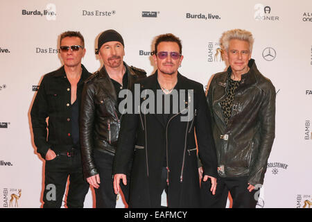 Berlino, Germania. Xiii Nov, 2014. Irish Band U2 con il cantante Bono presso la 66cerimonia del Bambi, 13 Novembre 2014 presso il teatro dello stadio di Berlino/picture alliance Credit: dpa picture alliance/Alamy Live News Foto Stock