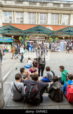 LONDON, Regno Unito - 5 giugno 2014: folle raccogliere su una soleggiata giornata di primavera in Covent Garden come gli artisti di strada esibirsi in Foto Stock