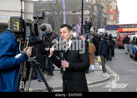 Troupe televisiva reporting live news al di fuori del Lee Rigby omicidio condanna di prova - Old Bailey 26 feb. Foto Stock