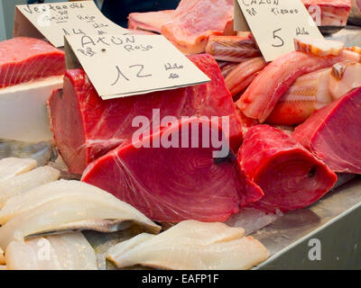 Almadraba di tonno rosso di pezzo in un mercato. Atlantico e tonno del Mediterraneo. Foto Stock