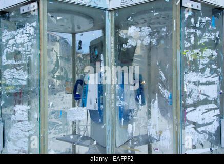 Graffiti su un telefono a pagamento. La Francia. Foto Stock