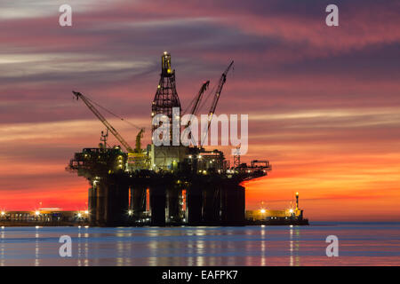 Piattaforma di perforazione in Las Palmas port di sunrise Foto Stock