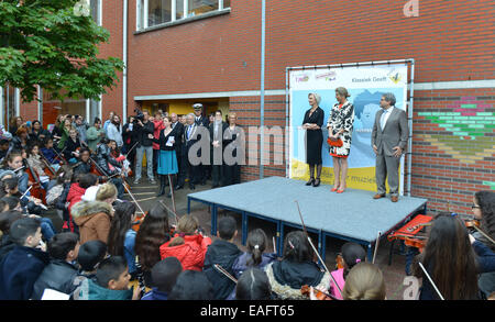 Regina Maxima dei Paesi Bassi che frequentano un kick off caso di una campagna nazionale di raccolta di strumenti per l'educazione musicale a palet scuola di base.La campagna è una iniziativa della Radio 4 classic show e il National Instruments depot Leerorkest. Dotato di: Regina Maxima dei Paesi Bassi dove: L'Aia, Paesi Bassi Quando: 12 Maggio 2014 Foto Stock