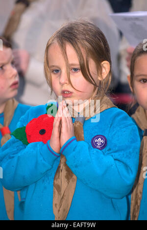 Ragazza giovane pregando al memoriale di servizio sul ricordo domenica, quattro marchi, Alton, HAMPSHIRE, Regno Unito. Foto Stock