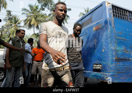 Dacca in Bangladesh. Xiv Nov, 2014. Detective di arresto della polizia degli stranieri a Dhaka, nel Bangladesh, nov. 14, 2014. Bangladesh Detective di polizia arrestati 31 cittadini stranieri sulla carica di immigrati clandestini che vivono in Bangladesh. Credito: Xinhua/Alamy Live News Foto Stock