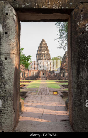 Vista della torre centrale di Prasat Hin Phimai tempio, Thailandia Foto Stock