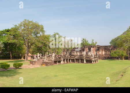 Il Naga ponte di Prasat Hin Phimai tempio, Thailandia Foto Stock