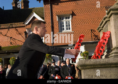 MP Jeremy Hunt la posa di una corona sul ricordo Domenica, High Street, Haslemere, Surrey, Regno Unito. Foto Stock