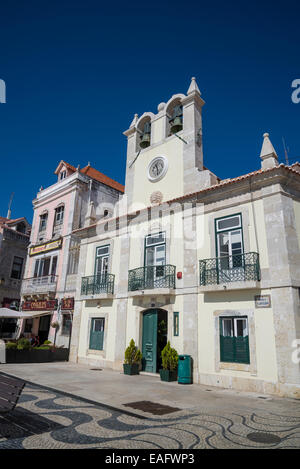 Nostra Signora di navigatori chiesa presso la piazza principale della città vecchia, 5 ottobre Square, Cascais, Lisbona, Portogallo Foto Stock