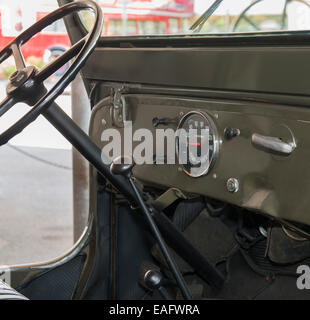 Cruscotto interno di un vecchio esercito jeep con volante di guida Foto Stock