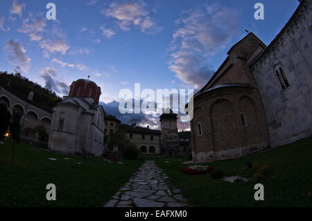 Monastero di Studenica cantiere durante la preghiera della sera Foto Stock