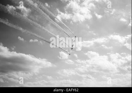 Le frecce rosse display di volo presso il Malta International Airshow 2014, volare lontano in formazione Foto Stock