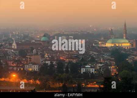 Lo skyline della citta' al tramonto, Vicenza, Veneto, Italia Foto Stock