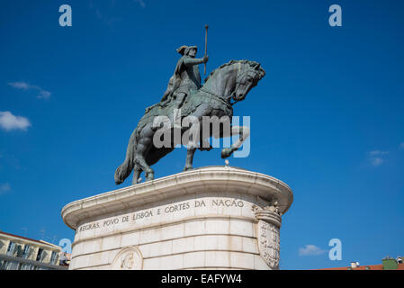 Statua equestre di re Giovanni I in Praça da Figueira, Lisbona, Portogallo Foto Stock