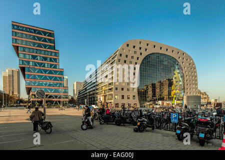 Vista esterna del nuovo mercato coperto o in olandese Markthal Rotterdam Rotterdam South Holland, Paesi Bassi. Foto Stock